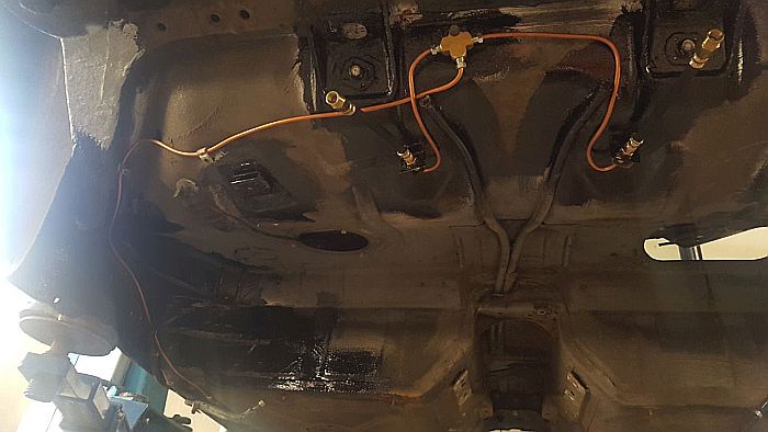 BMW E30, likwidacja korozji, wymiana rurek hamulcowych