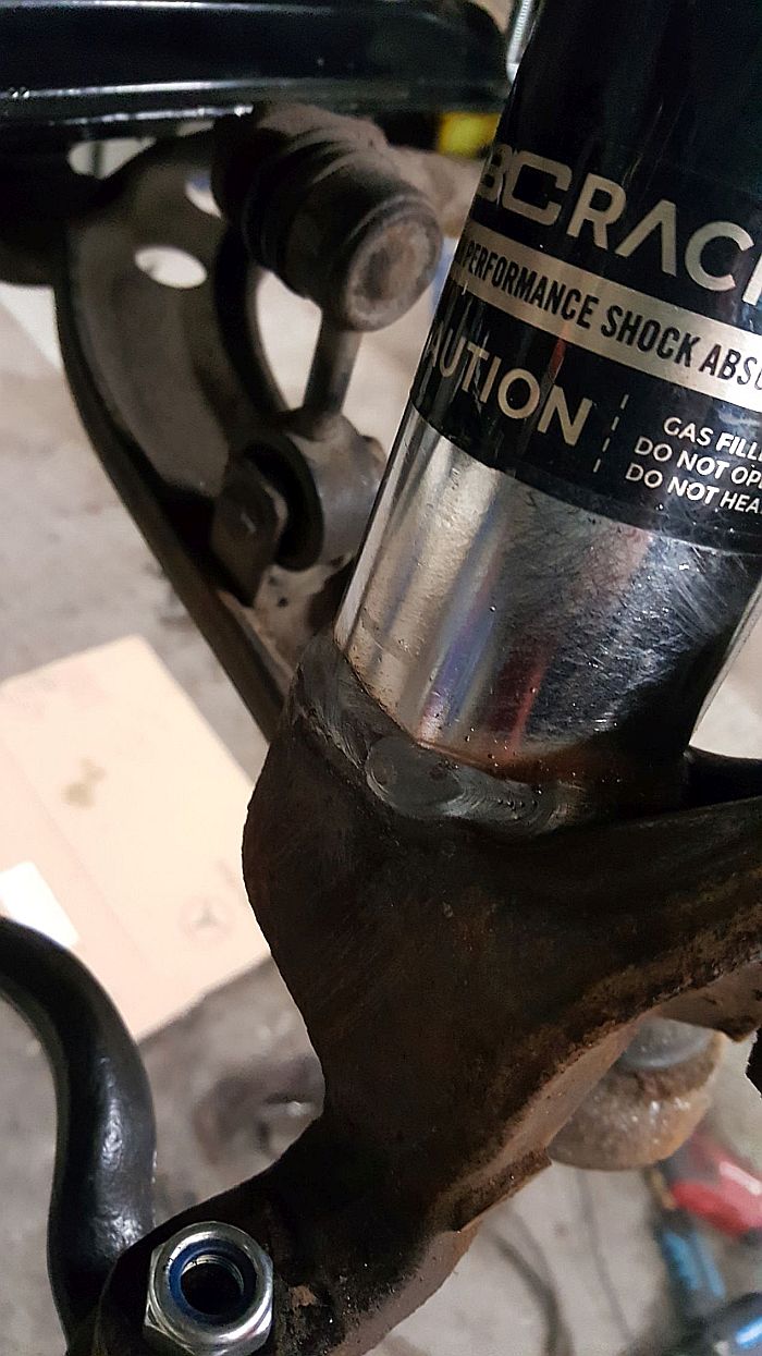 Zawieszenie BC Racing do BMW E30, wspawanie amortyzatora w zwrotnicę.