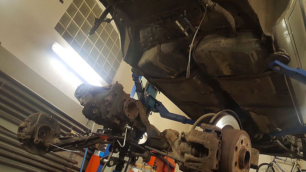 BMW E30 demontaż tylnej belki i zawieszenia