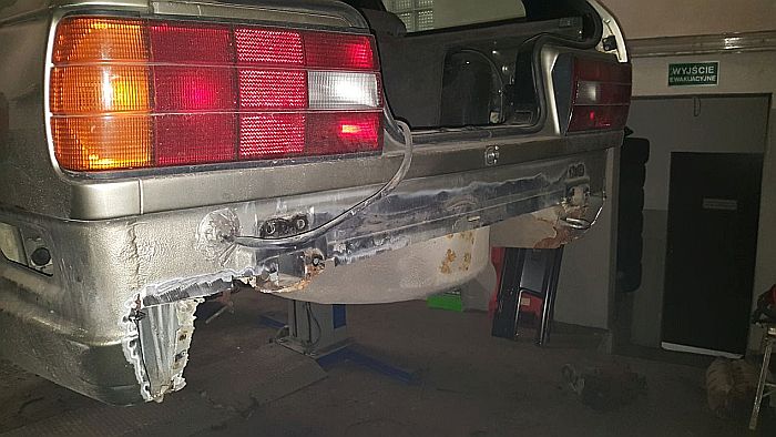 blacharka i wycinanie skorodowanych miejsc karoserii