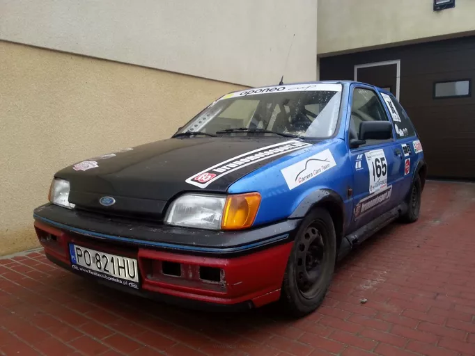 Ford Fiesta MK2 6-ścio punktowa klatka na Super Oesy