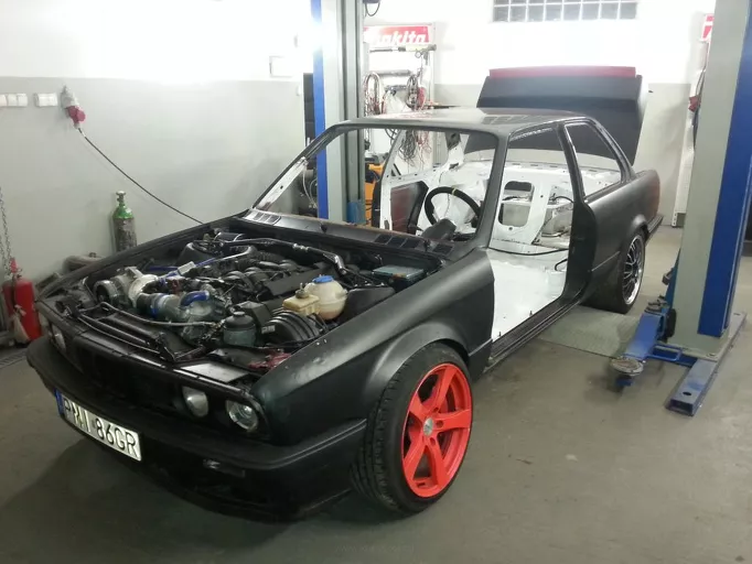 Klatkujemy E30-stki M60 z kompresorami 