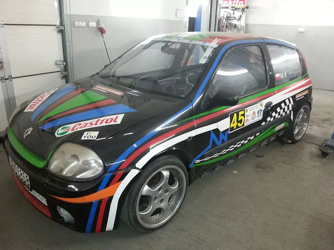 Renault Clio Sport MK2 8-śmio punktowa klatka do rajdów.