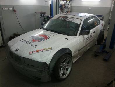 BMW E36 Coupe prosto z toru na klatkę... 